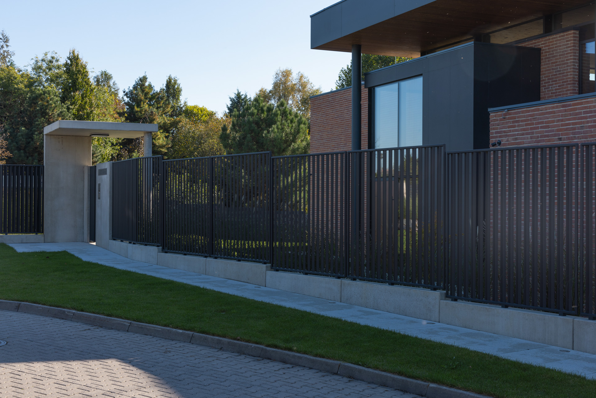 Wejście na posesję ze ścian oporowych Betard